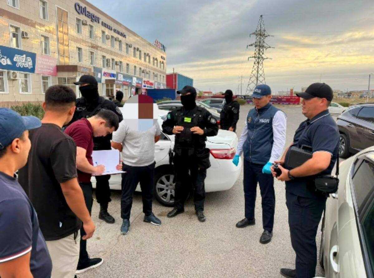 Несколько месяцев требовал деньги: подозреваемого в вымогательстве задержали в Актау