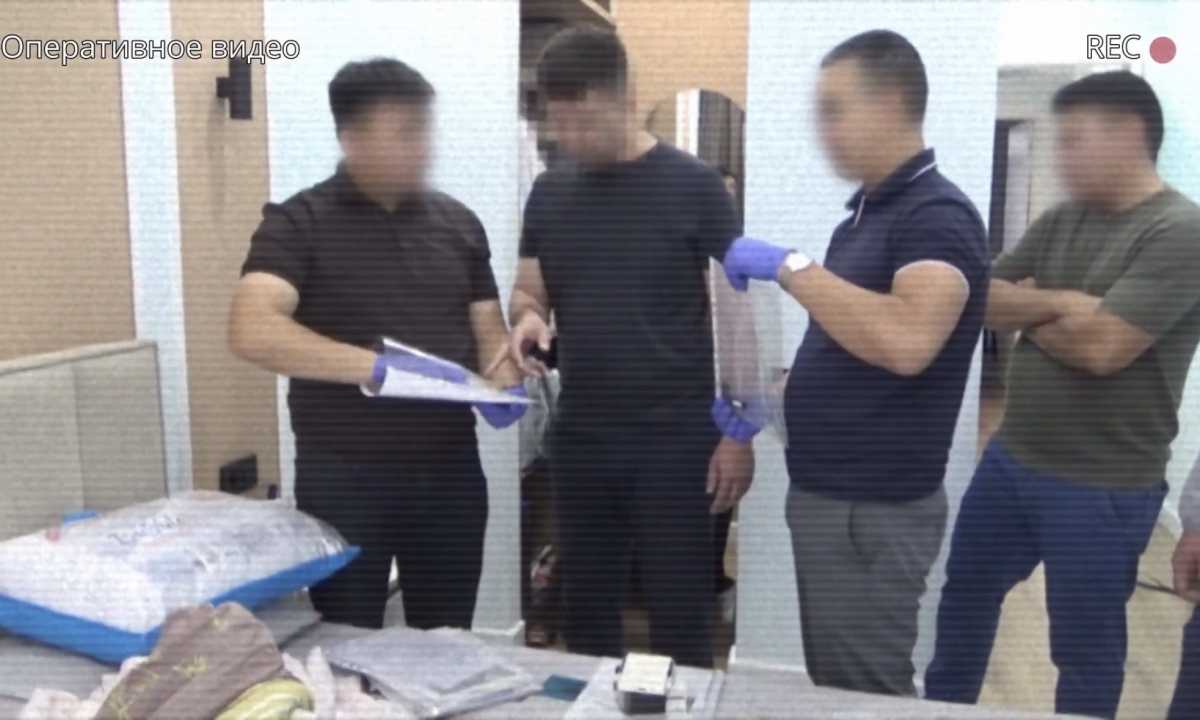 «Получили более 40 млн тг»: КНБ задержал двух чиновников Минтранспорта