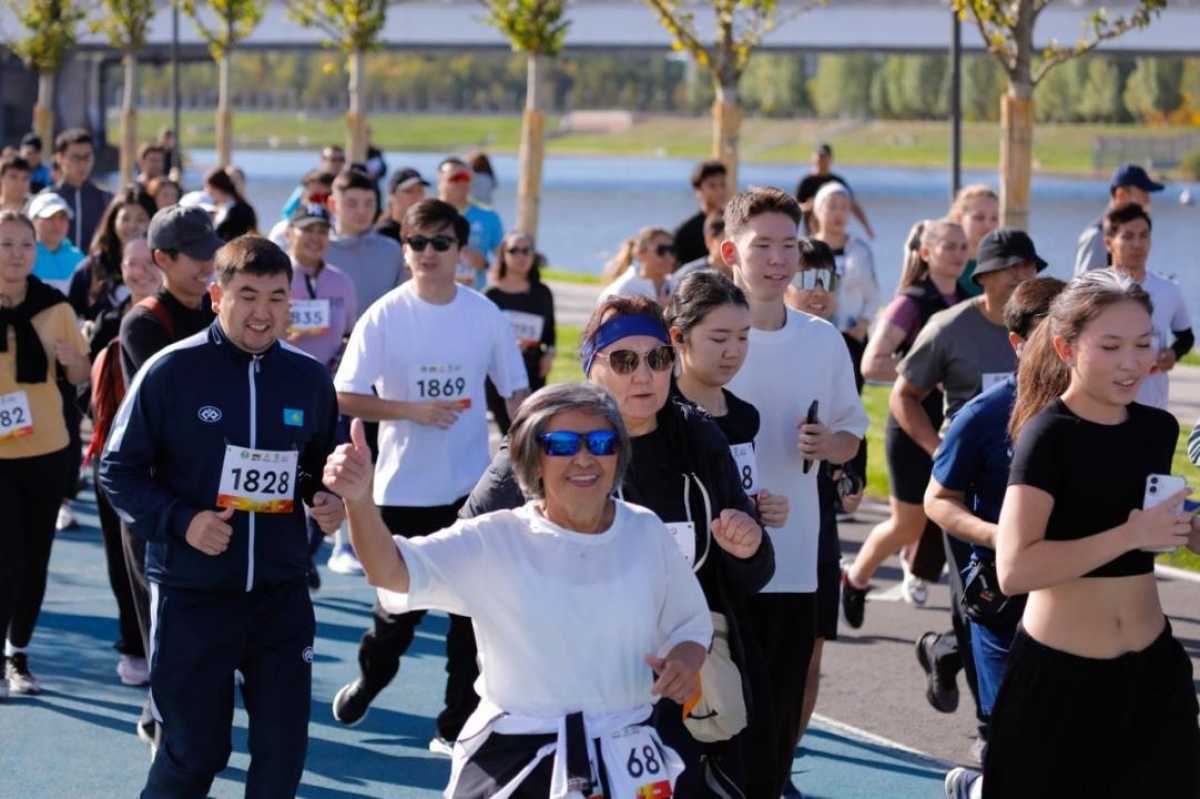 В Астане прошел массовый забег «JANA MEN KUZ RUN»