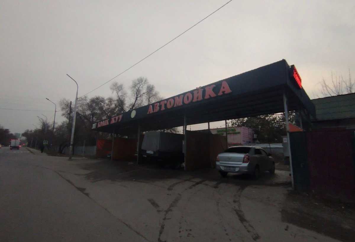 Незаконную автомойку снесли в Алматы