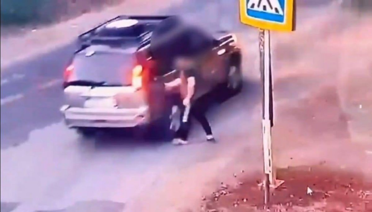 Мужчина инсценировал наезд автомобиля и выманивал деньги у водителей в Актобе