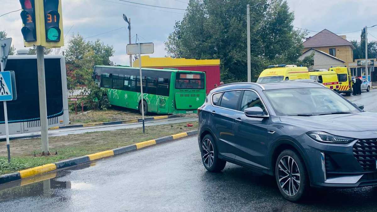 Автобус столкнулся с машиной в Семее: есть пострадавшие