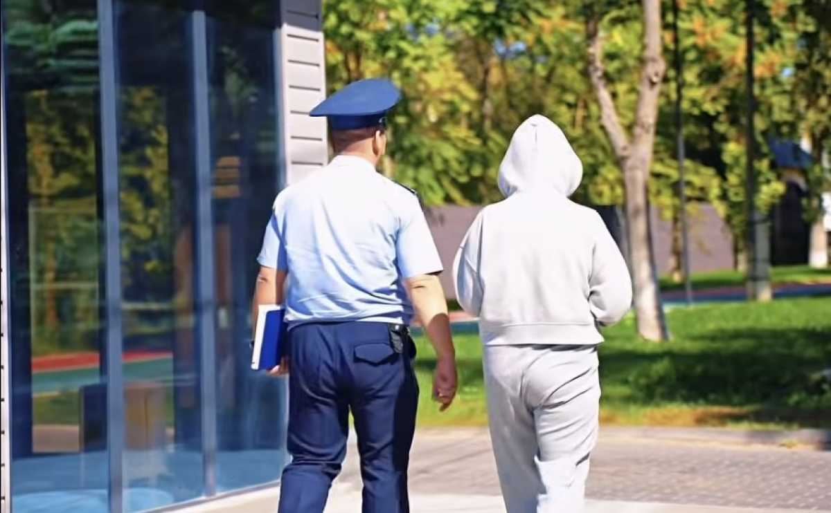 Представилась сотрудницей полиции: девушку арестовали на 25 суток в Шымкенте