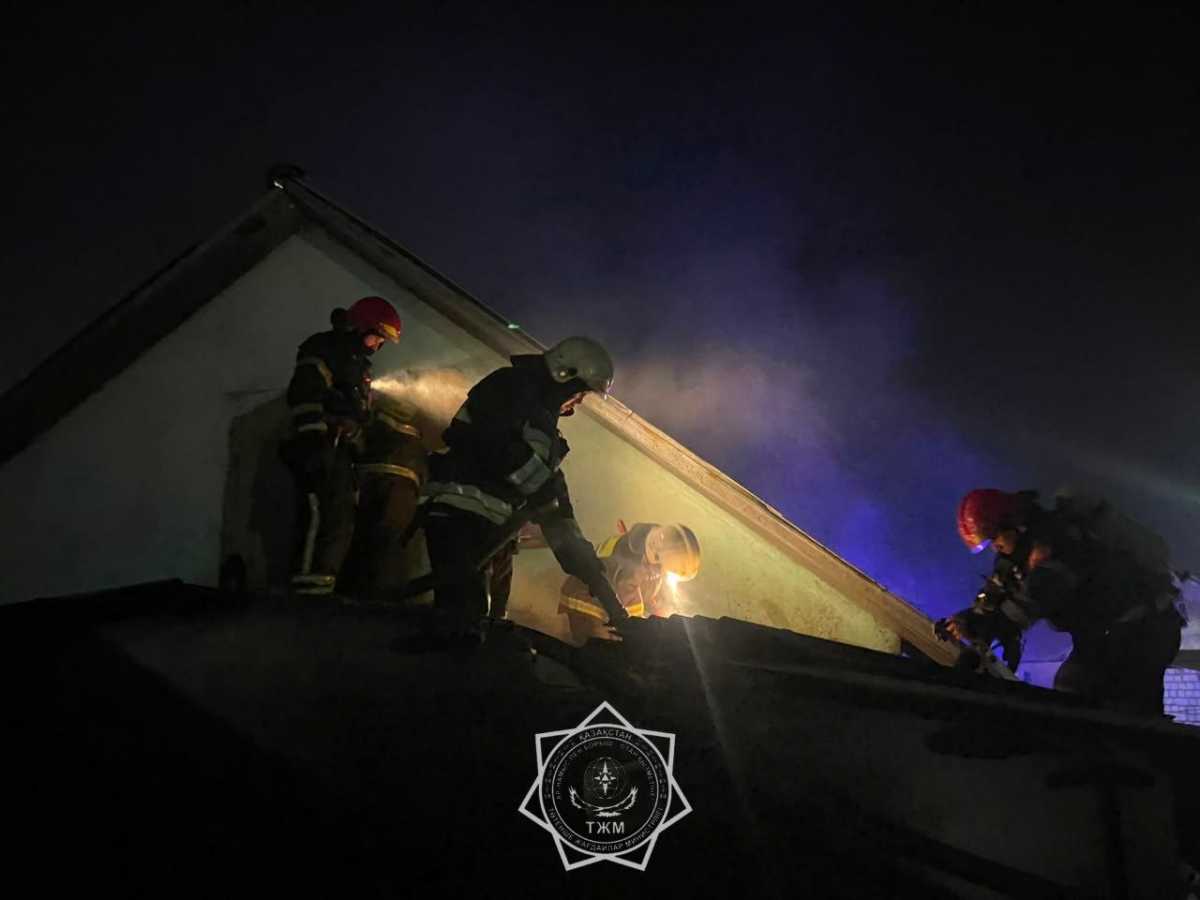 Два газовых баллона вынесли из горящего дома в Павлодаре