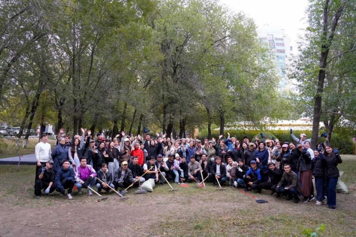 Коллектив Государственной академической филармонии имени Е. Рахмадиева вышел на масштабную экоакцию в Астане