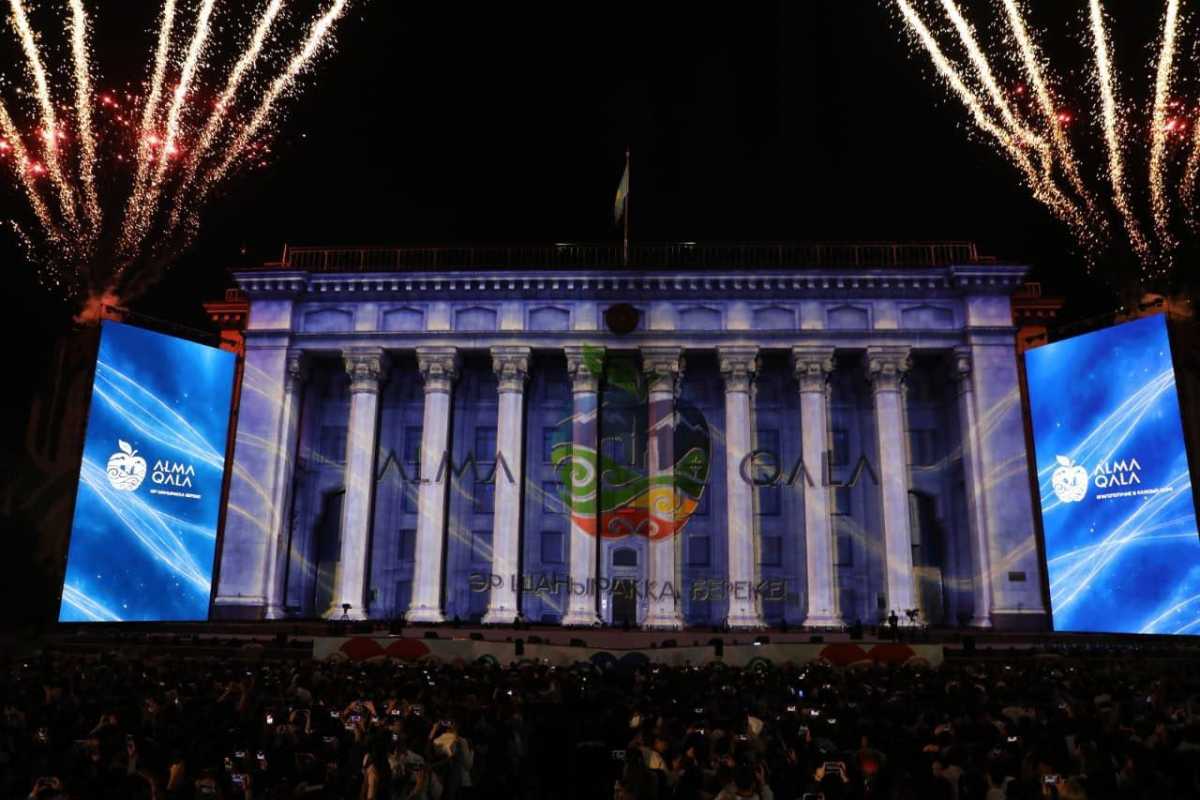 На площади Астана прошли Almaty Vibes и 3D Mapping Show