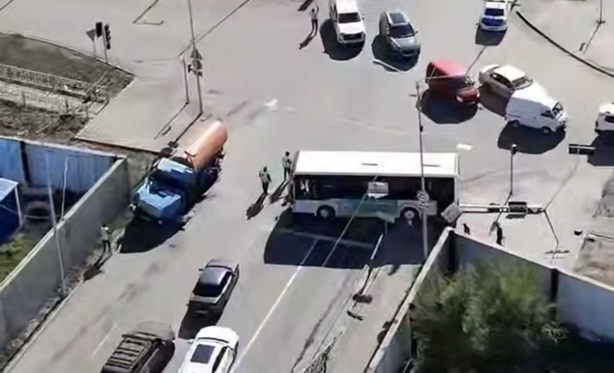 Автобус столкнулся с грузовиком в Кокшетау: есть пострадавшие