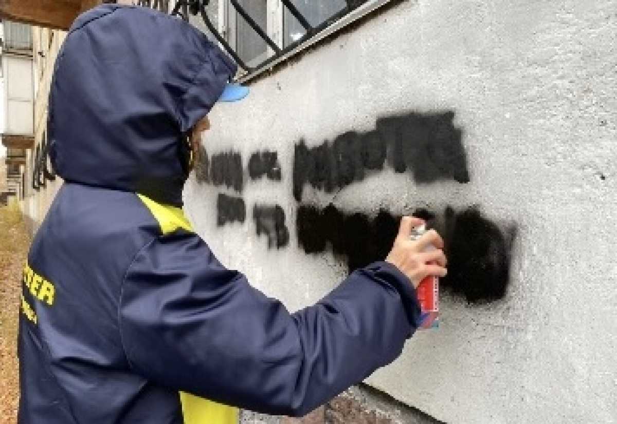 Один день – три города: более тысячи наркограффити закрасили в Карагандинской области
