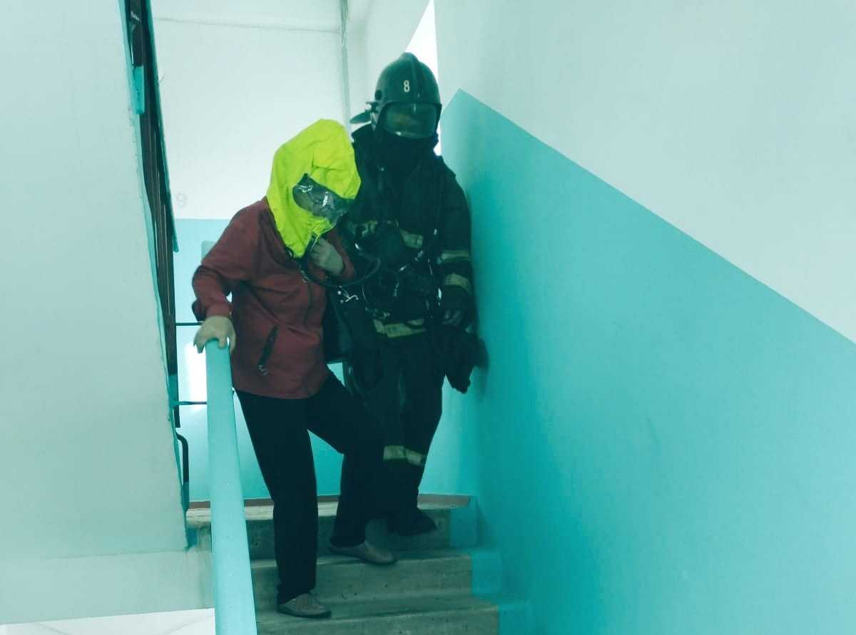 15 человек эвакуировали при пожаре в многоэтажке в Усть-Каменогорске