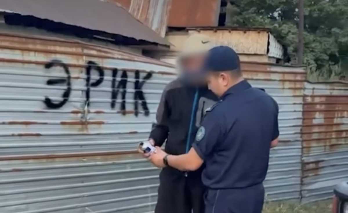 Написал своё имя на заборе: мужчину арестовали на пять суток в Алматы
