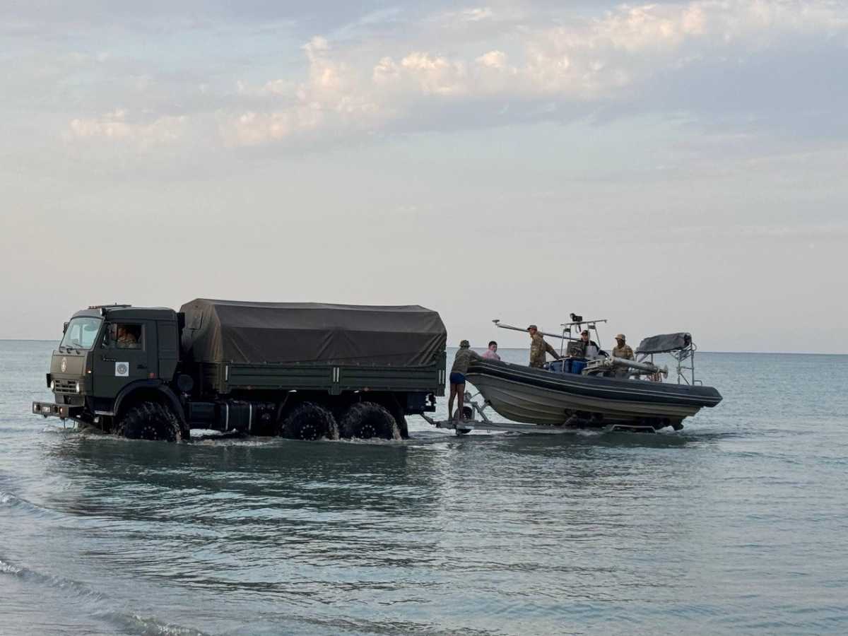 Сотни спасателей, авиация и водолазы: на Каспии продолжаются поиски двоих военнослужащих