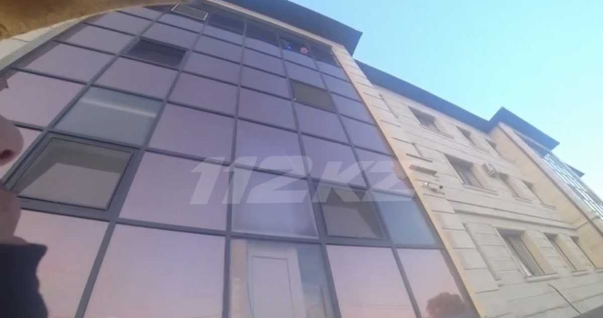 Запертого в квартире ребёнка спасли в Караганде