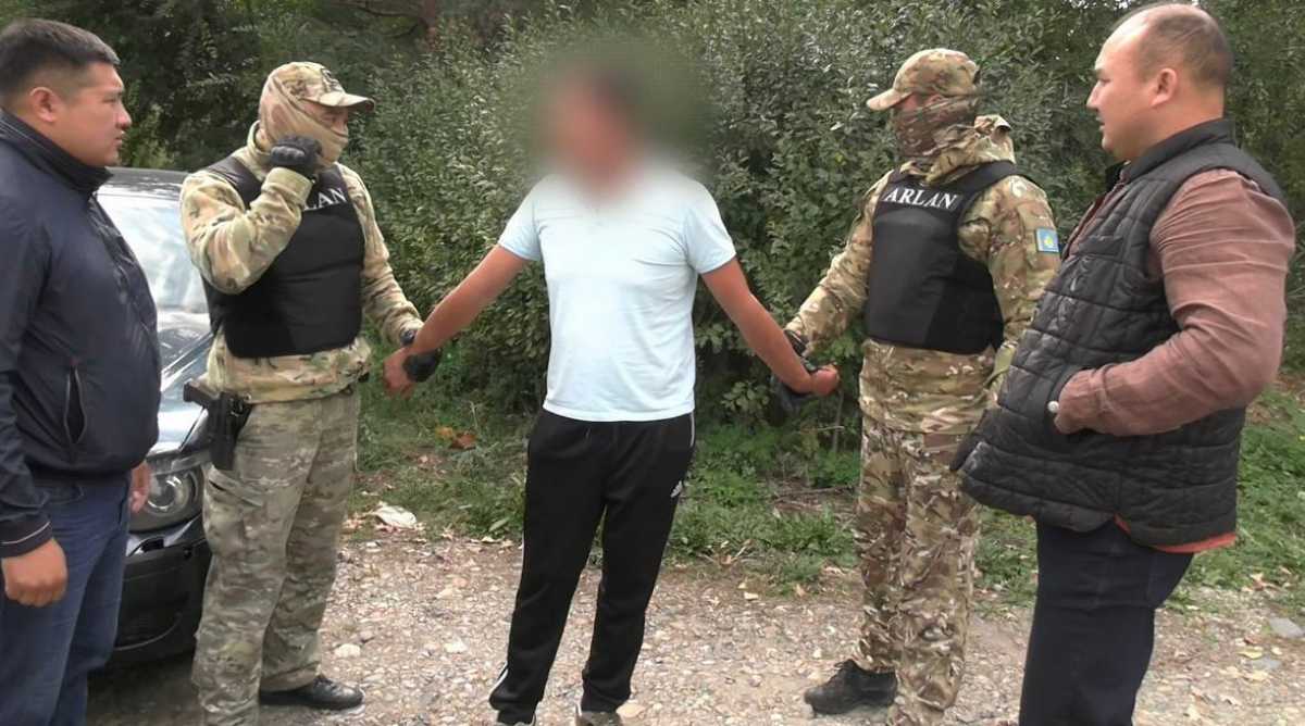 Около 3 кг марихуаны изъяли из тайников в автомобиле в Усть-Каменогорске