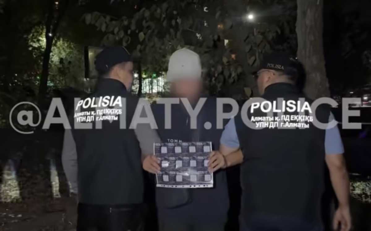 «Работал» за дозу: расклейщика наркорекламы задержали в Алматы