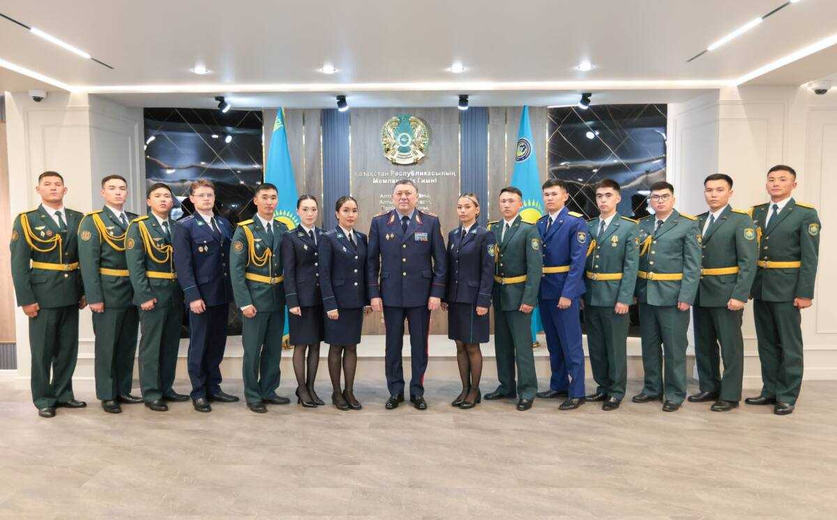 Министр встретился с лучшими молодыми офицерами МВД