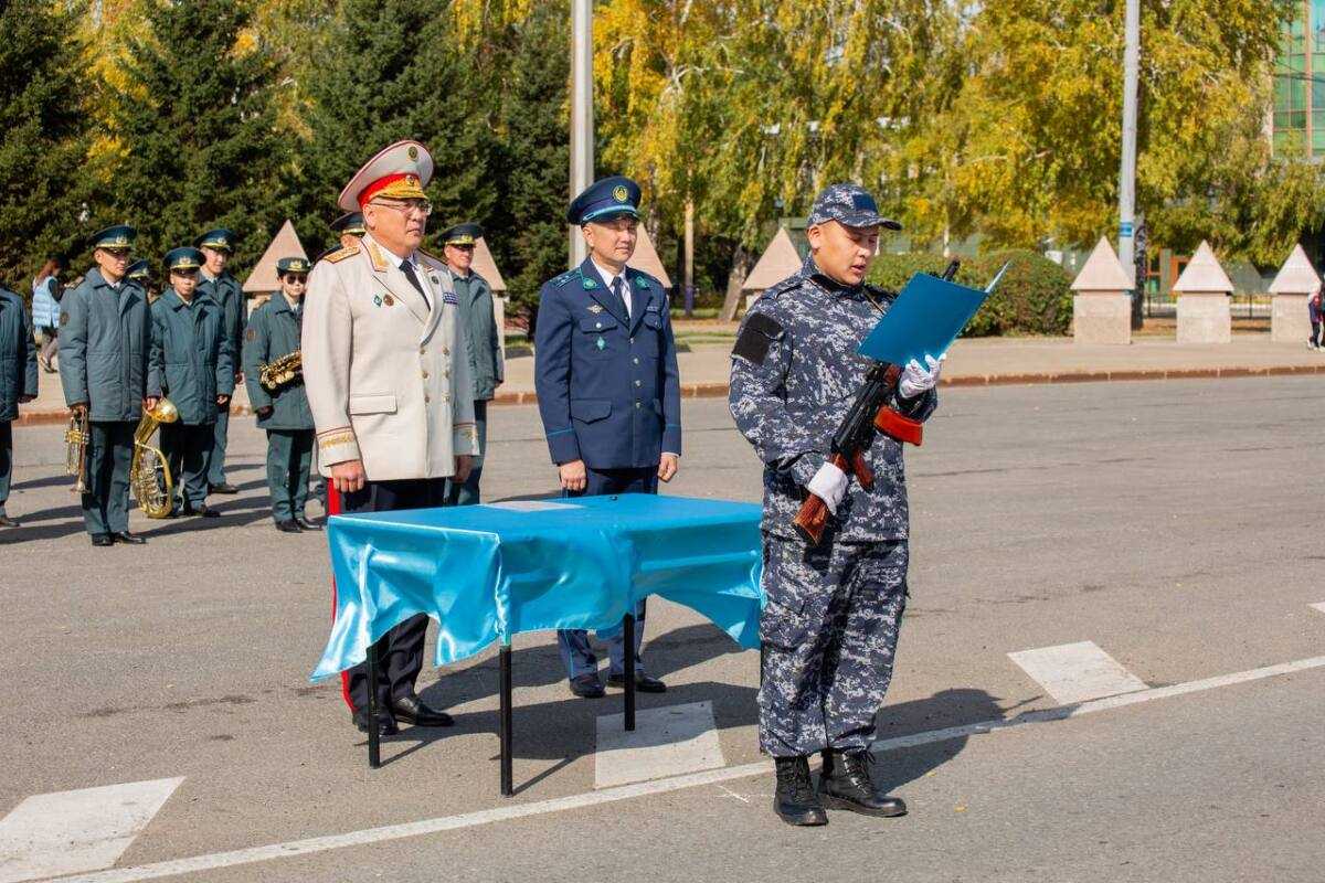 Начало службы: молодые полицейские торжественно приняли присягу в ВКО