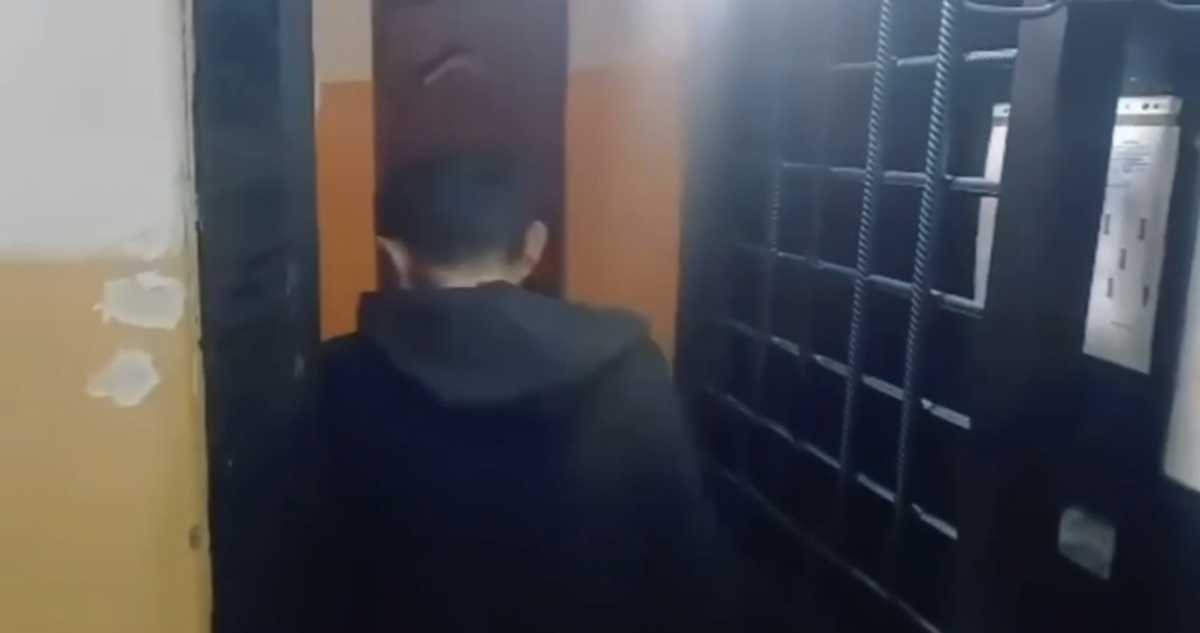 Повредил камеру и домофон: жителя Семея арестовали на 20 суток