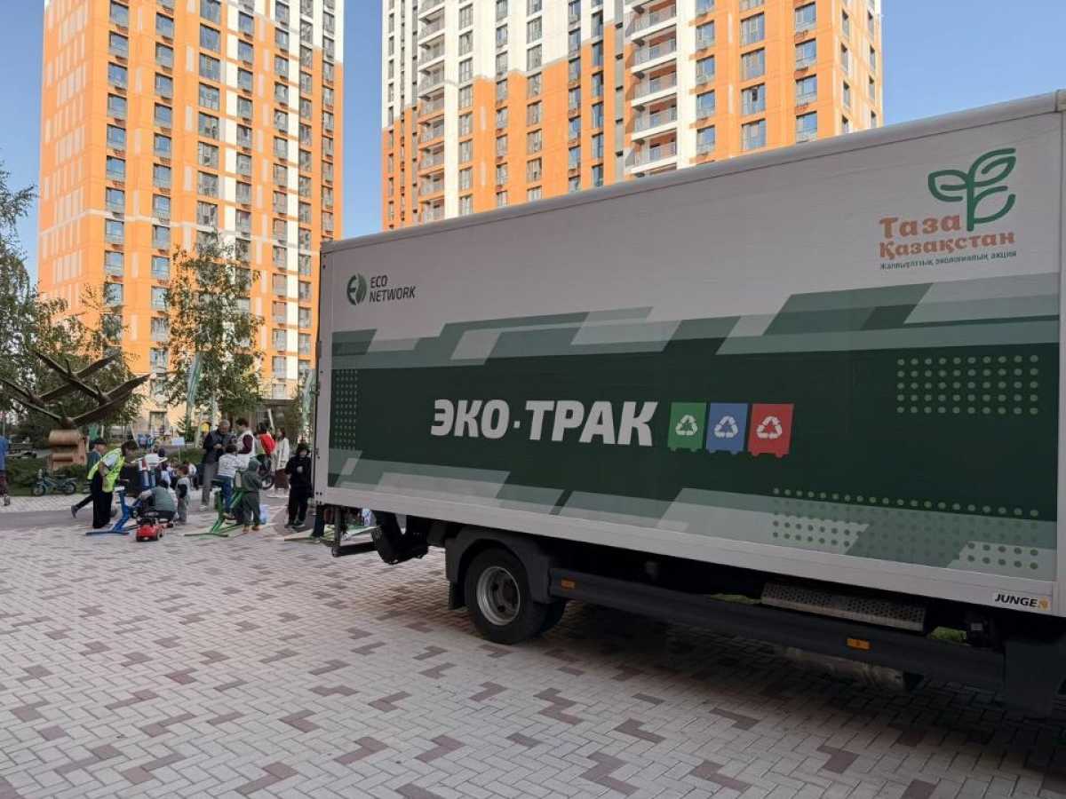 Пластик, стекло и батарейки: около 200 кг вторсырья собрали участники экоакции в Алматы