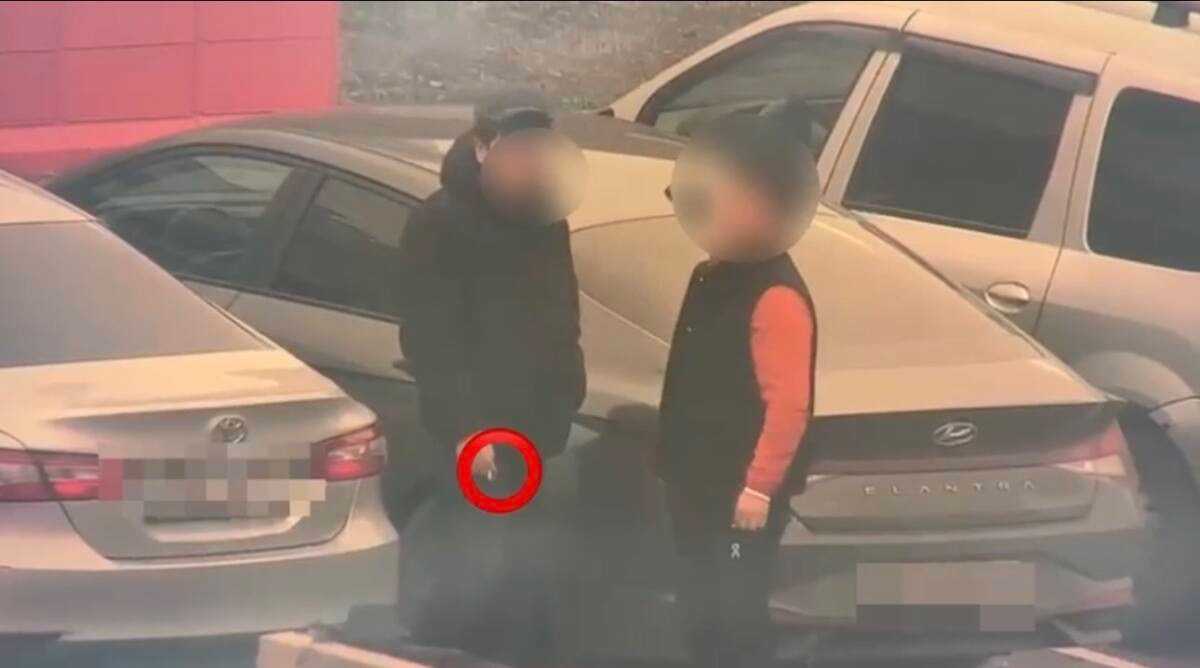 Бросили окурки на улице: двух мужчин наказали в Астане