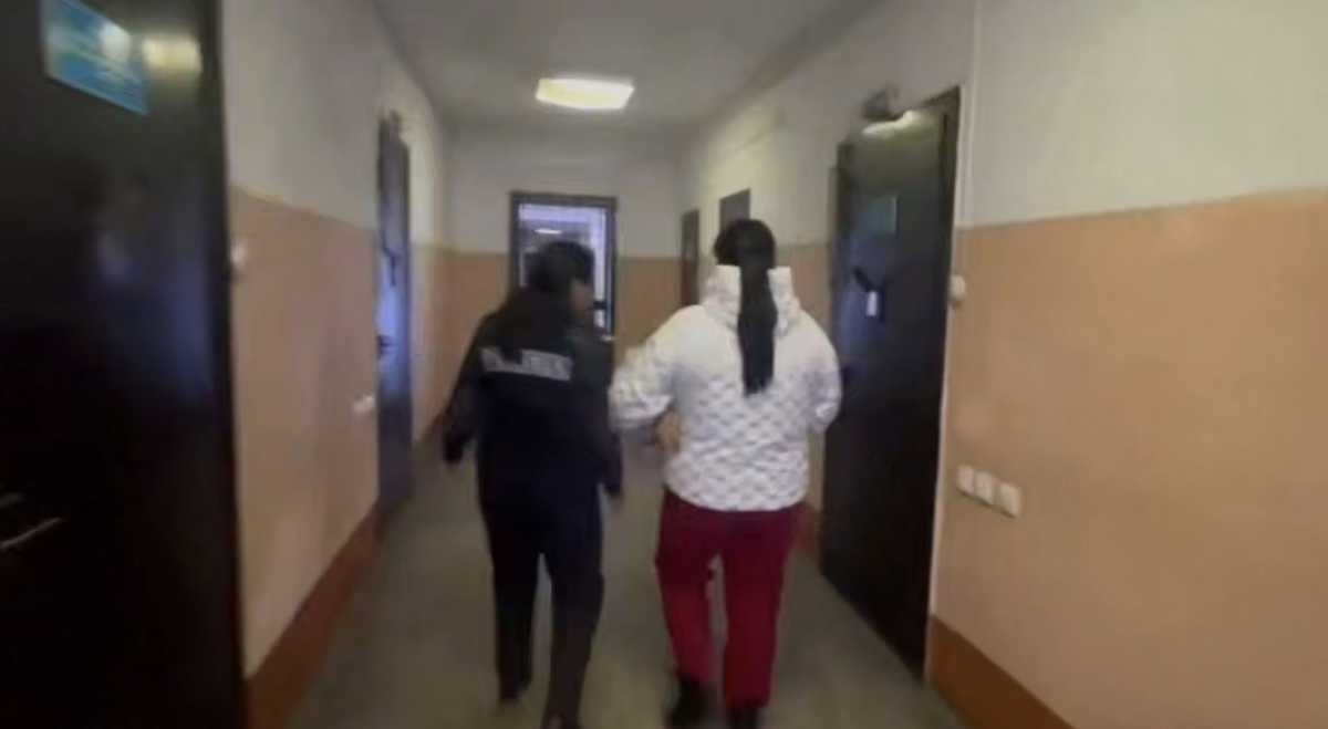 Отказали в заселении: девушку арестовали после скандала в гостинице Семея