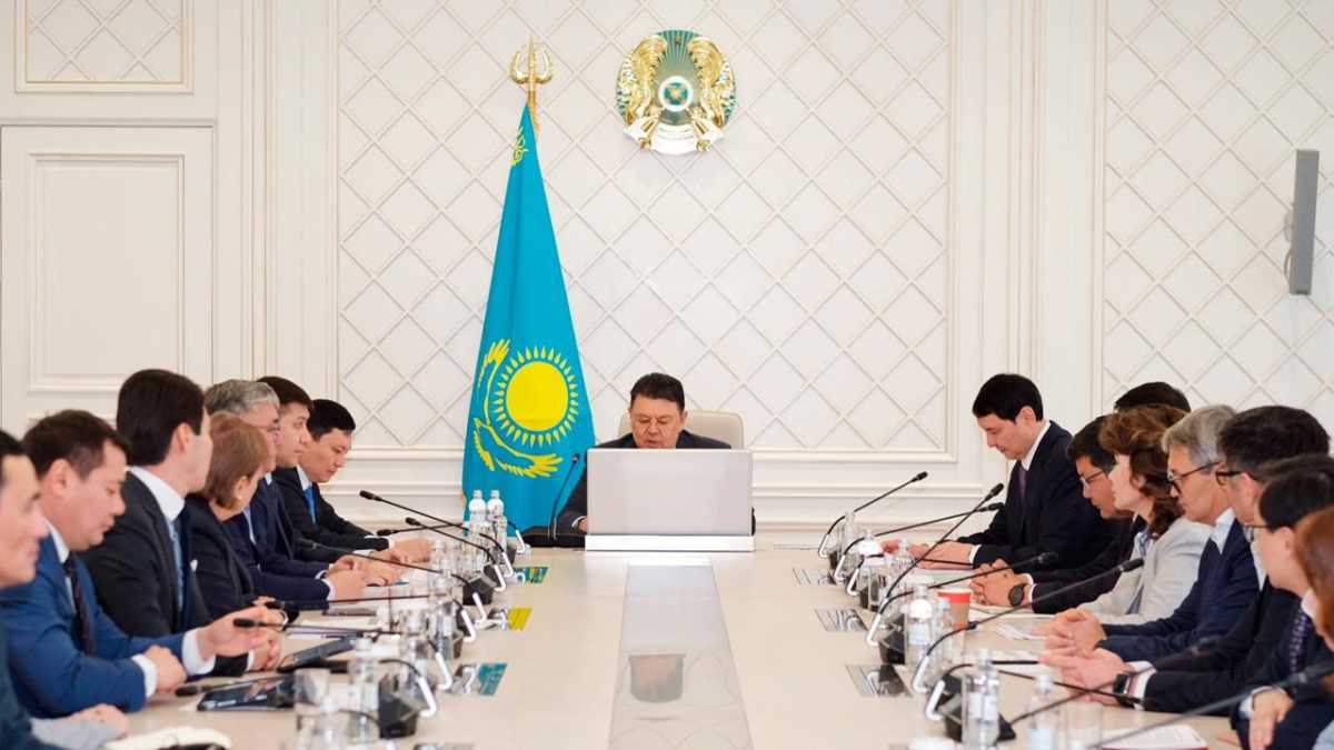 Бозумбаев поручил привлечь больше банков к финансированию модернизации коммунальных сетей