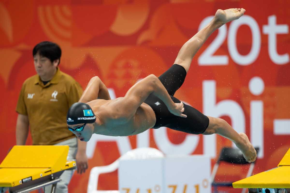 Три казахстанских пловца вышли в финал этапа Кубка мира в Астане