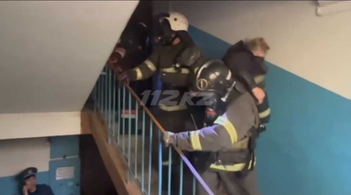 12 человек эвакуировали при пожаре в многоэтажке в Уральске
