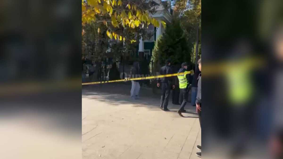 Полицейские проверили три вуза Алматы после сообщения о минировании