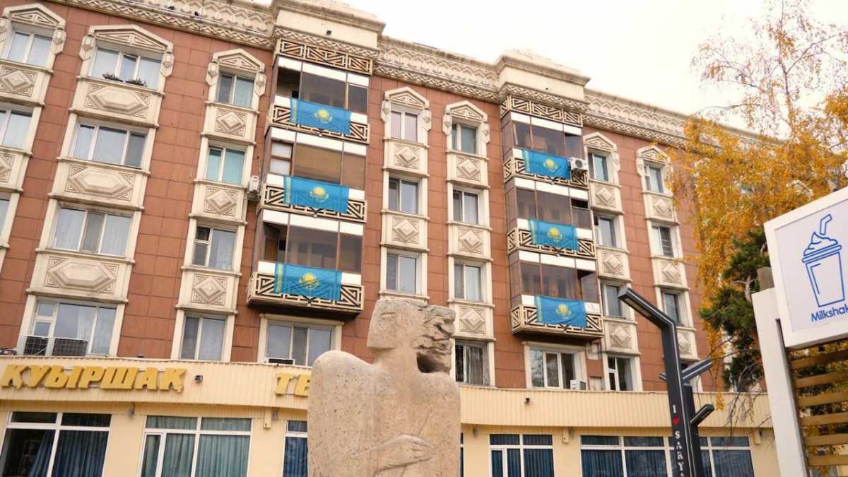 Жители Астаны украсили балконы флагами Казахстана ко Дню Республики