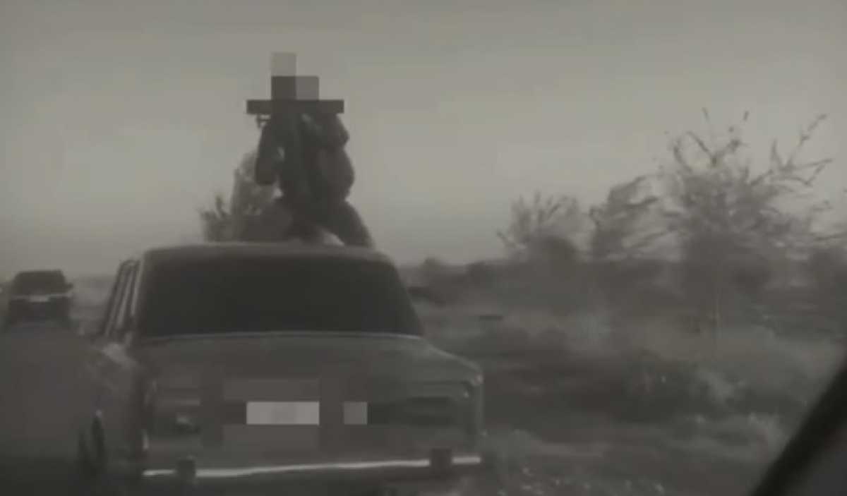 Забрался на крышу движущегося авто ради видео: участников опасного «перформанса» наказали в Туркестанской области