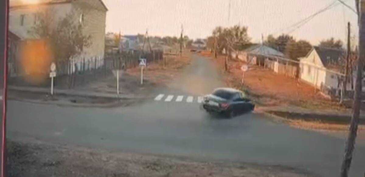 Водитель Lada Granta не справился с управлением и врезался в ограждение в ЗКО