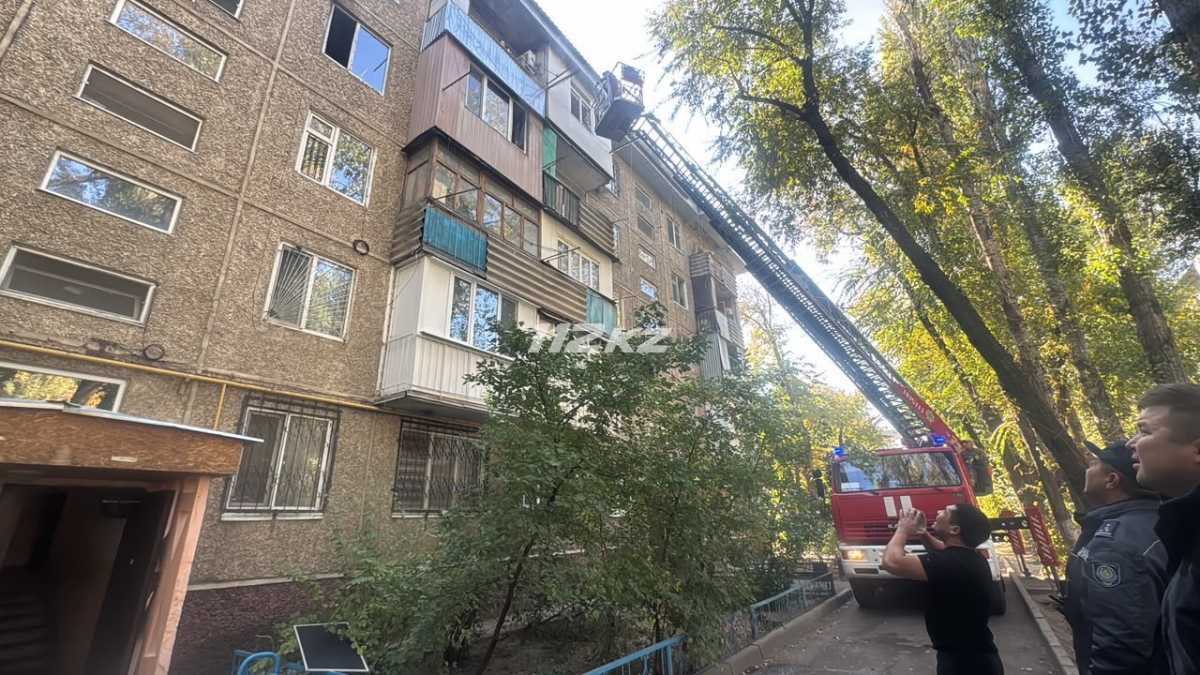 16 человек спасли и эвакуировали при пожаре в многоэтажке в Таразе
