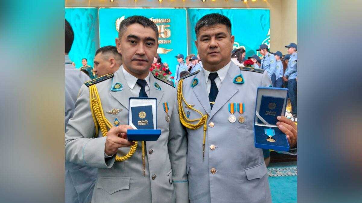Двое полицейских, спасших четырехлетнего ребенка, награждены медалью 