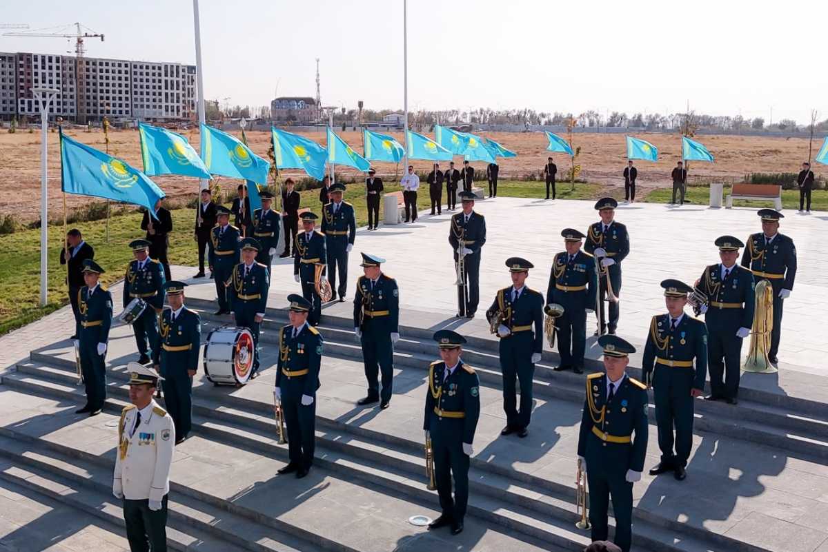 День Республики: на 100-метровом флагштоке Шымкента подняли Государственный флаг