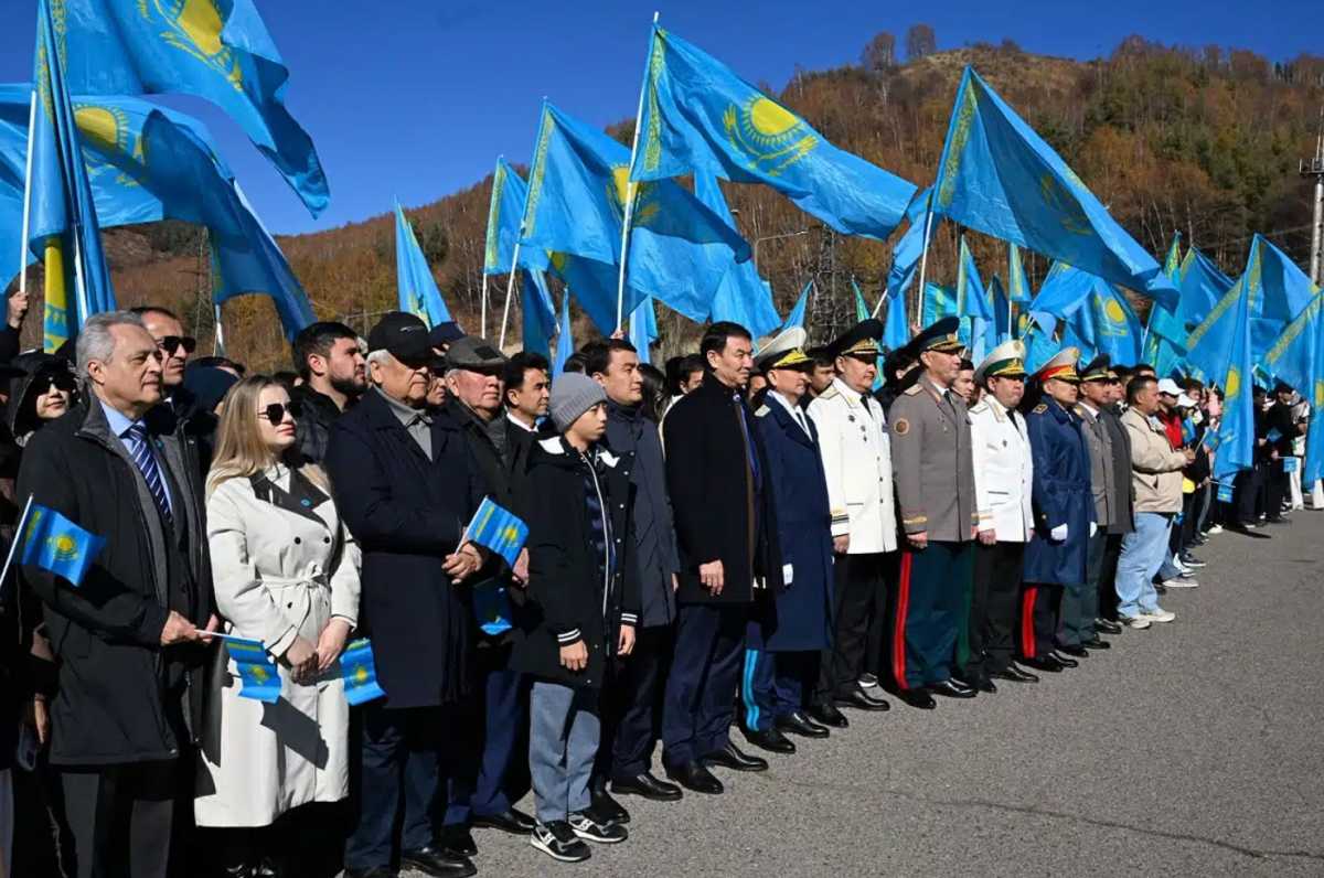 В Алматы в честь Дня Республики подняли Государственный флаг