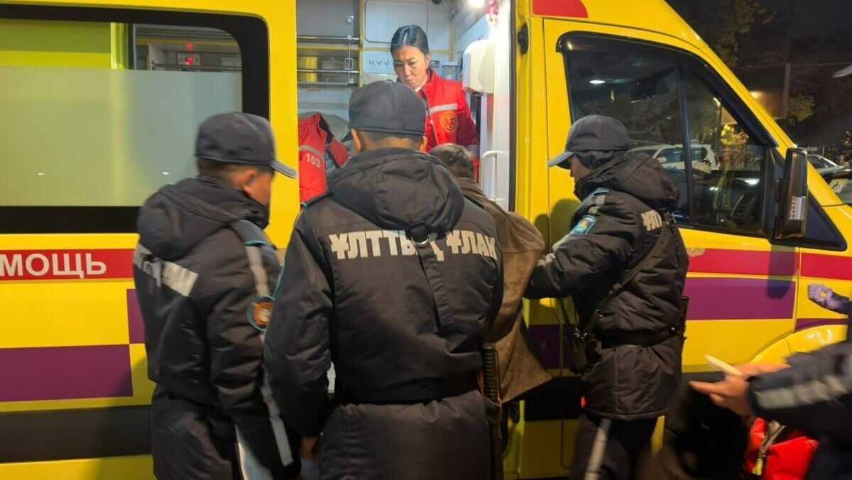 Потерял сознание на улице: гвардейцы оказали помощь мужчине в Алматы